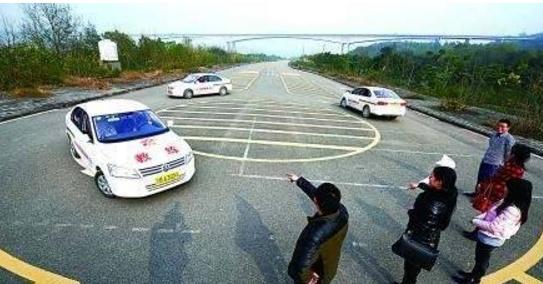 考驾照搞笑视频学员坐副驾驶,考驾照搞笑视频考生坐副驾驶