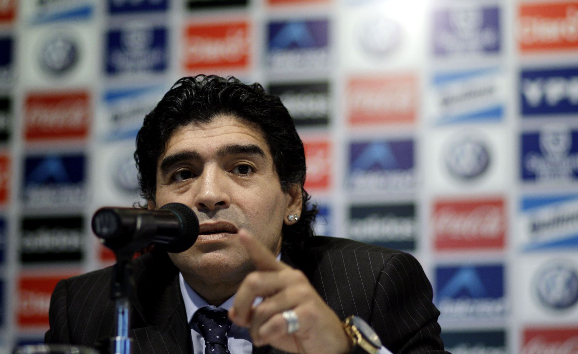 马拉多纳为什么一半天使一半魔鬼,一代球王迭戈马拉多纳