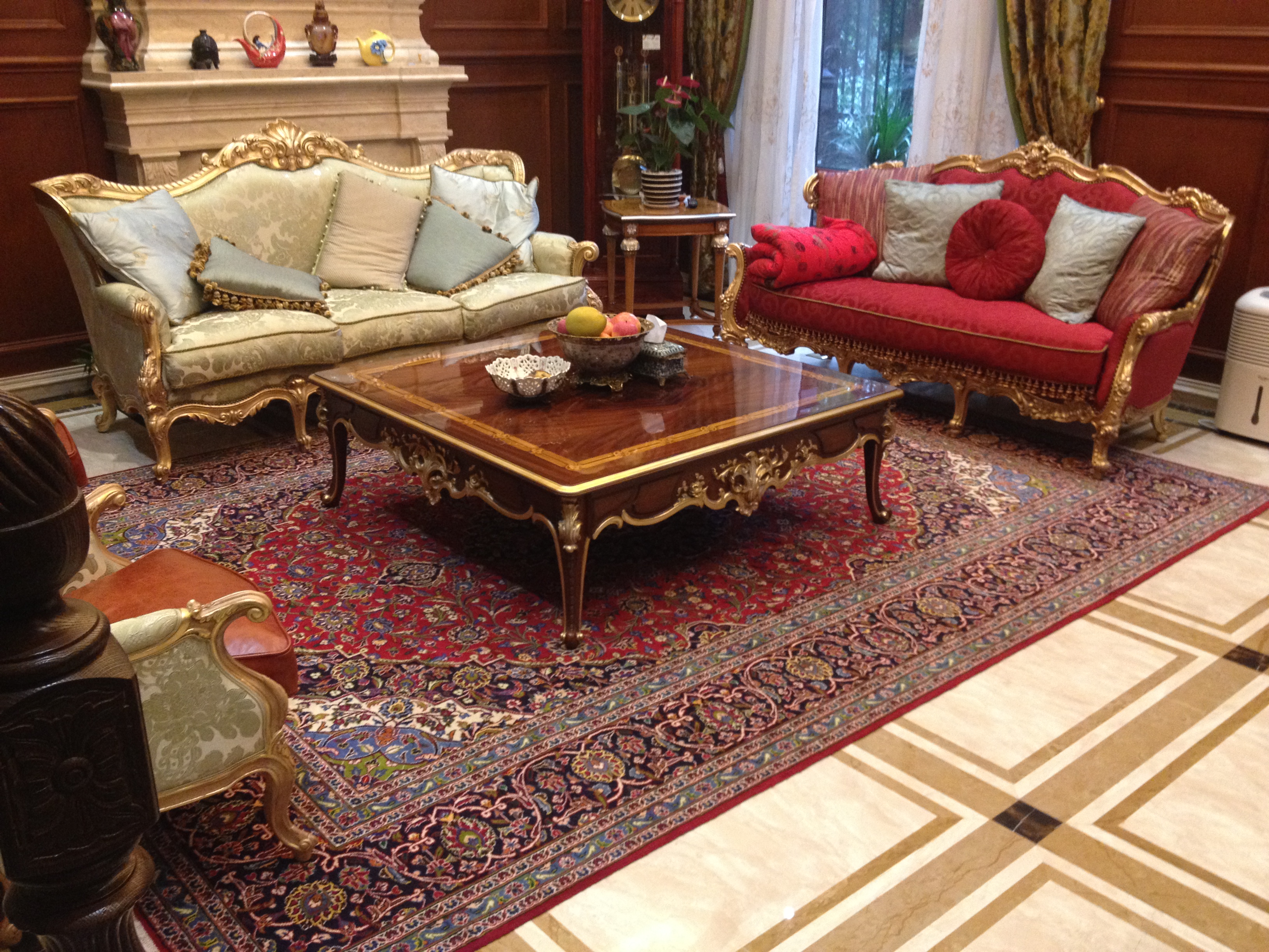 地面上的手工真丝波斯地毯，让西方的皇室贵族迷恋了近千年