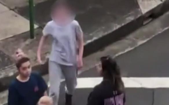 澳少女当街拦住2名亚裔女子，开口辱骂：亚洲狗，你们带来了病毒