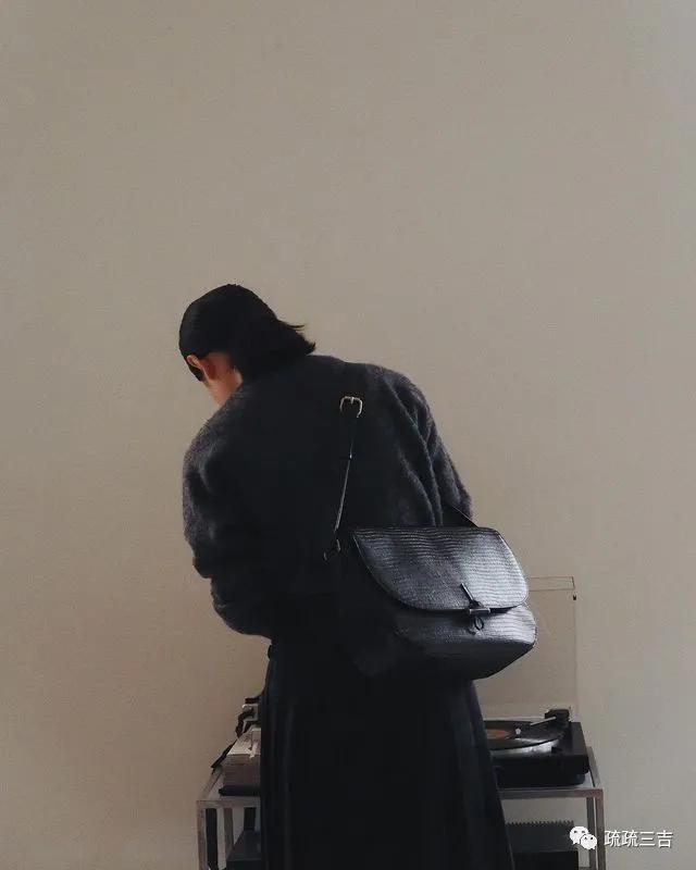 韩剧小女孩背个斜挎包,小众轻奢女士包袋