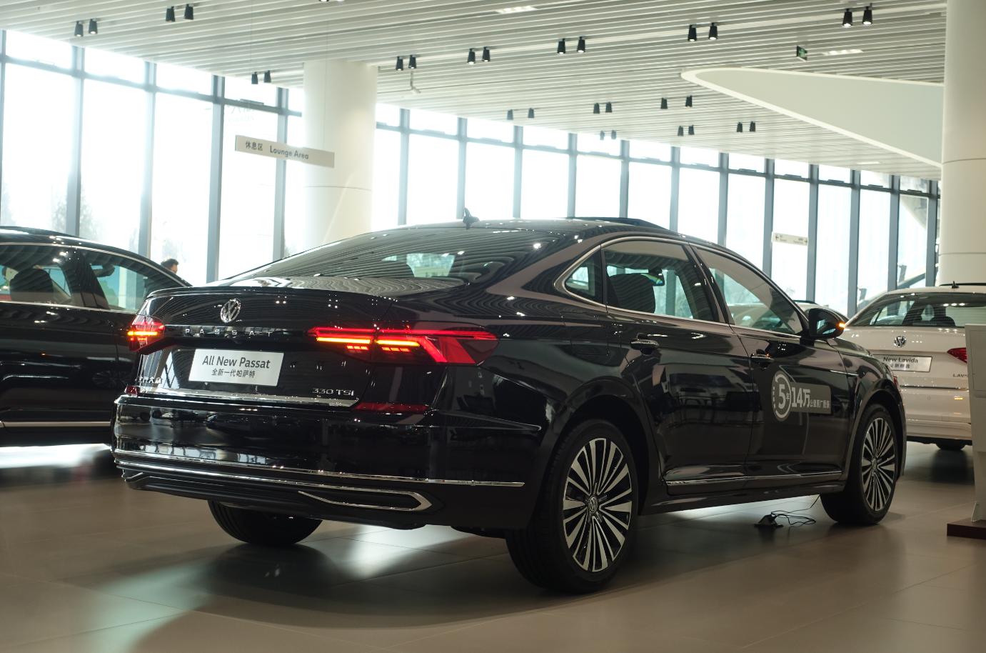 新款帕萨特后排对比迈腾后排空间,静态体验迈巴赫