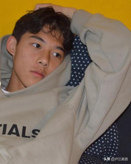 中国足球小将惊艳日本,18岁中国的足球小帅哥