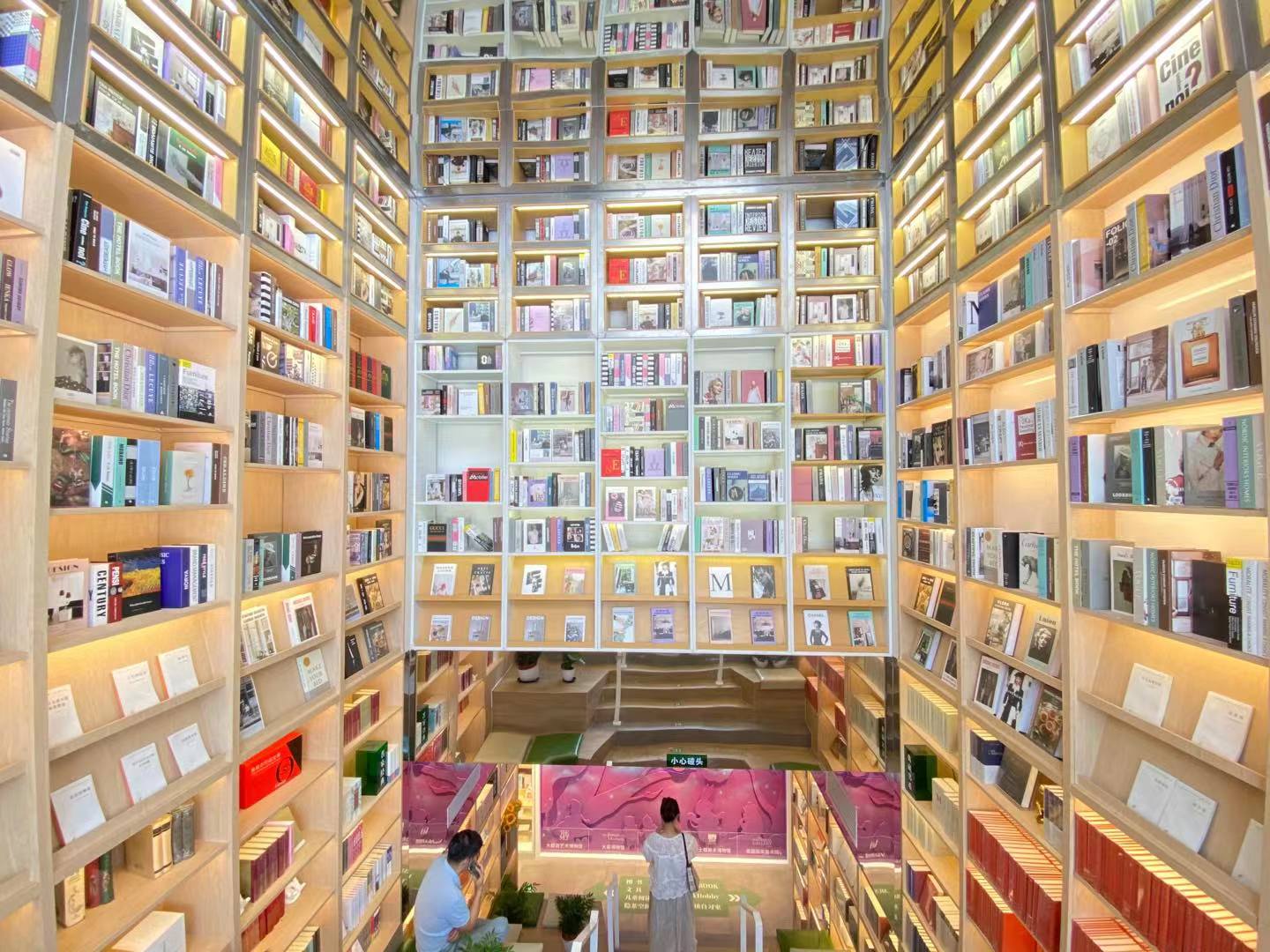 把图书馆搬回家房间下面看电视,把博物馆搬回来玩