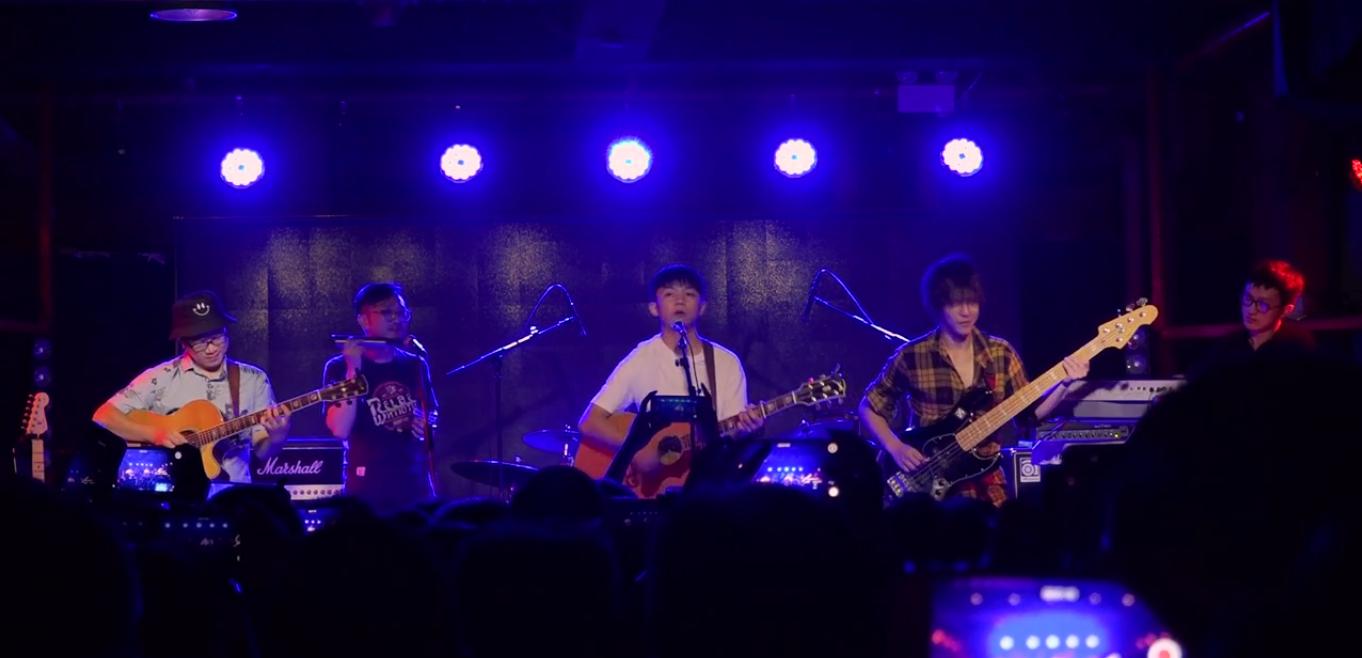 一首民谣,或许《不安》,曾几何时,也坐着盼望未来闪亮的日子