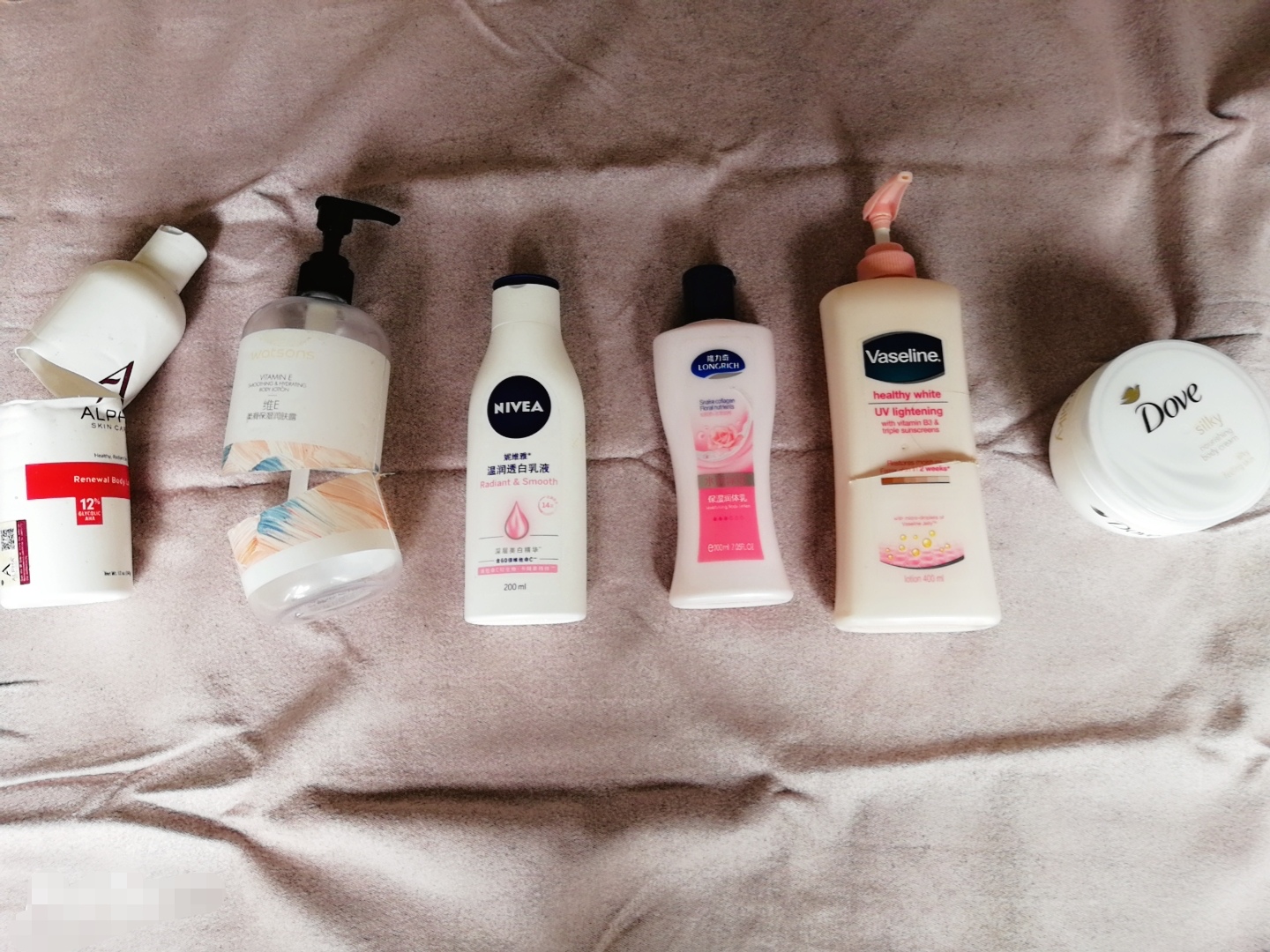 用真正的空瓶来向清贫少女们推荐二三十块钱的平价身体乳