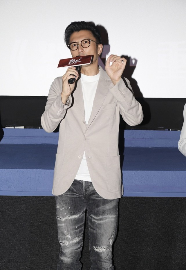 谢霆锋穿休闲西服搭牛仔裤,谢霆锋穿牛仔裤什么牌子的