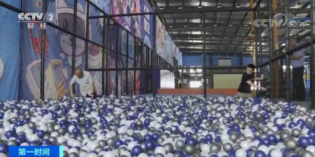 女子在蹦床馆里摔成瘫痪,18岁女孩玩蹦床脊柱断裂现状