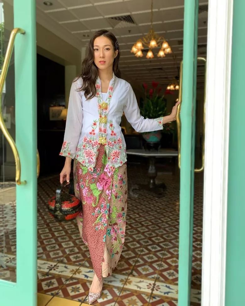 ​暗示生足球队！前TVB人气花旦收粉丝全家福绘画图：太有爱了