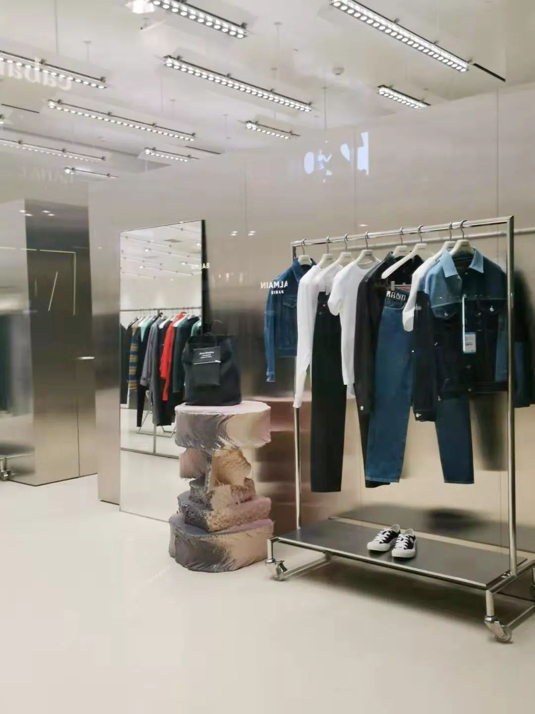 全球仅50多家店、年销售2亿欧元的Acne，门头竟然无LOGO？