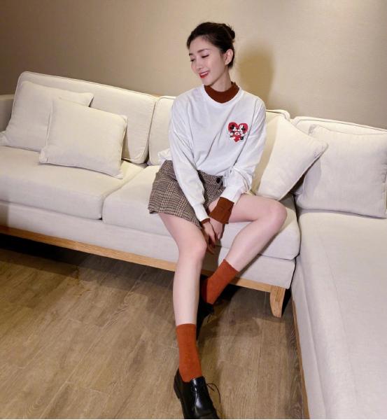 江疏影端庄大方,江疏影偷偷整理礼服