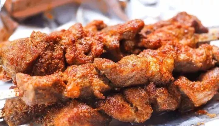 可以吃烧烤烤全羊的地方,有篝火烤全羊的地方