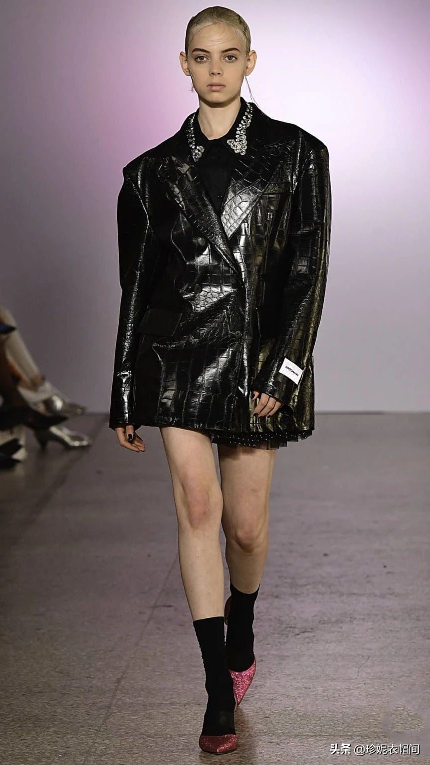 带你走上时尚前沿,鳄鱼皮纹如何穿搭