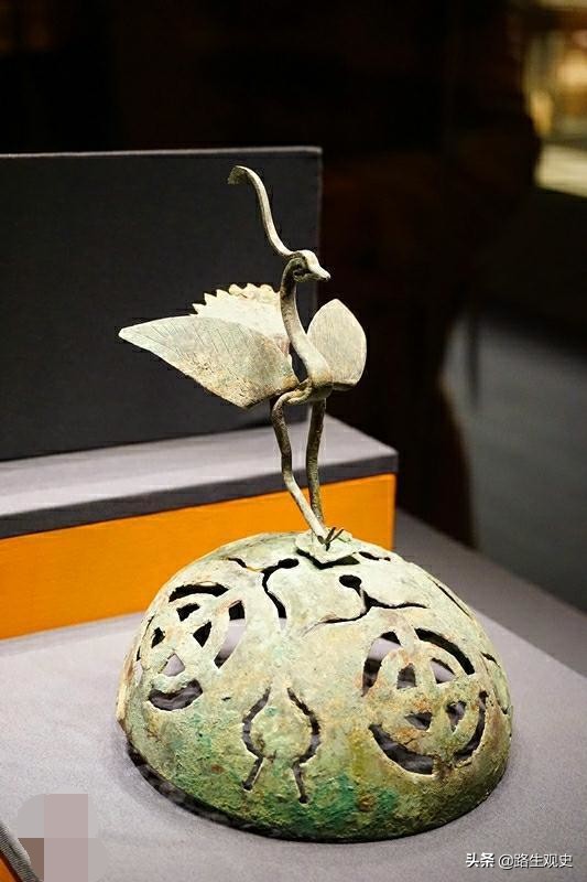 马步芳盗挖青海都兰古墓，派1个工兵营进驻，拿走金银器留下丝绸