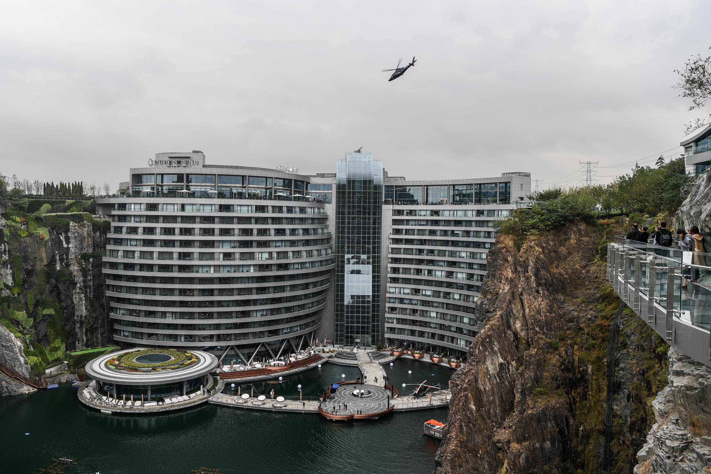 十大建筑奇迹深坑酒店,世界十大建筑奇迹的酒店
