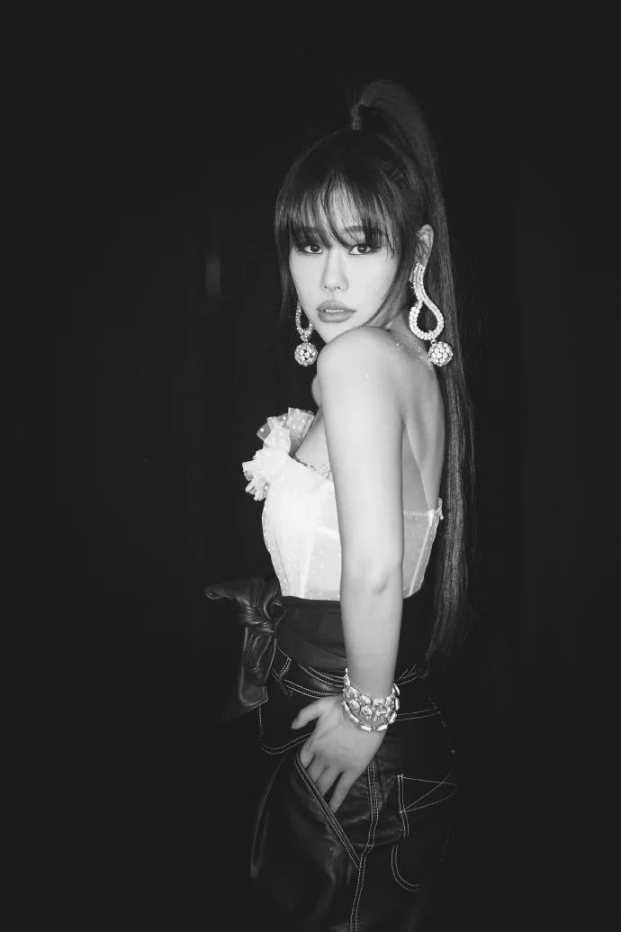 中国之星袁娅维皮裤,袁娅维穿着高跟鞋