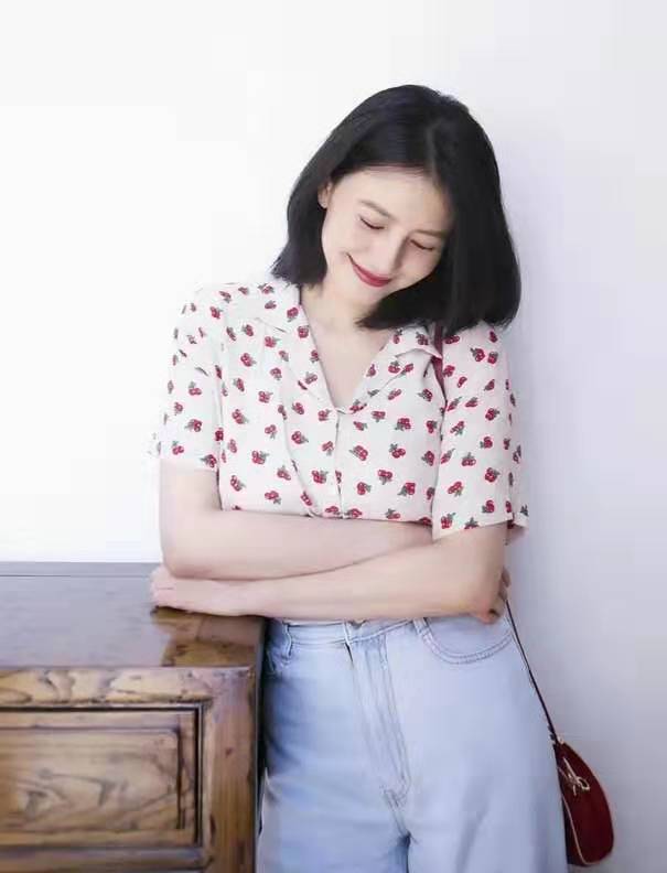 高圆圆穿白色牛仔裤,高圆圆背带裤内搭一件白衬衫减龄