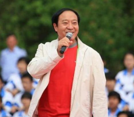 58岁丢官离婚,71岁晚景凄凉,牛群混成这样,冯巩为何不帮帮他?