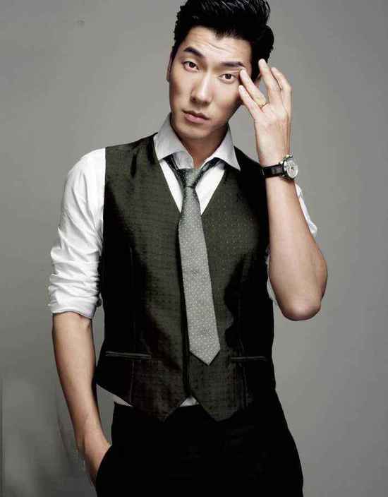 张亮凌晨脚受伤，却被网友骂“弃糟糠得报应”，他怒怼对方没脑子