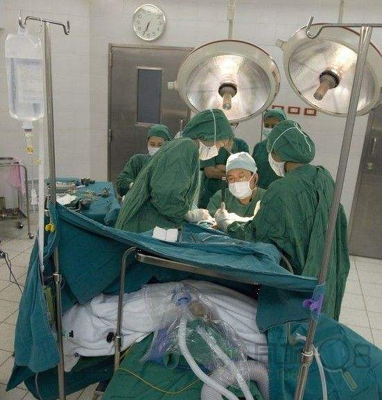 男子双腿被吊车砸成重伤,一员工被铲车误铲身亡