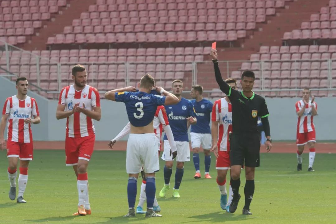 昆明人的足球大餐：七彩云南国际足球邀请赛首轮战罢