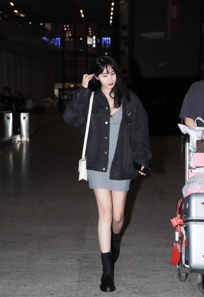 李菲儿休闲造型,李菲儿一身黑白穿搭清新时尚