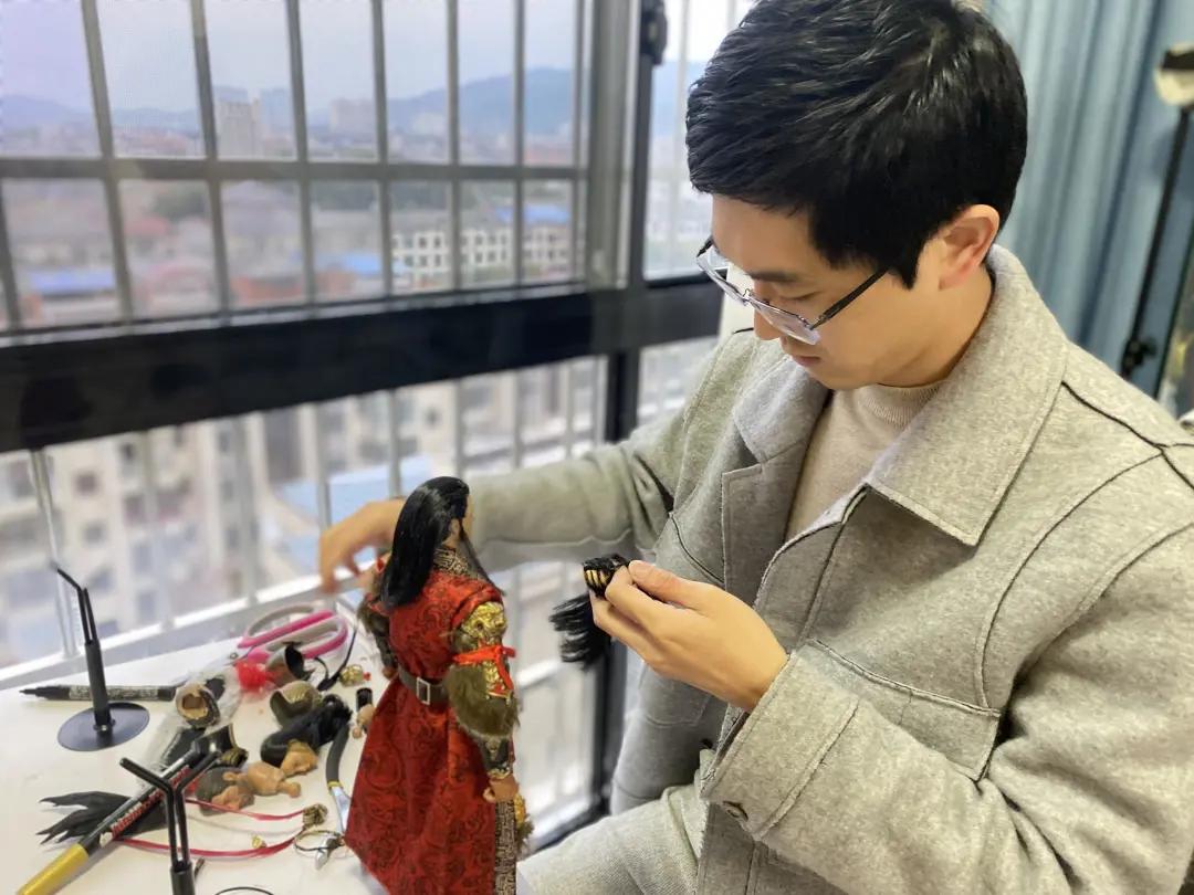 90鍚庡皬浼欐敼閫犲崈骞村竷鏂欏緛鏈嶅鍥戒汉,鍐呰挋灏忎紮鍋氱殑涓夊浗鎵嬪姙