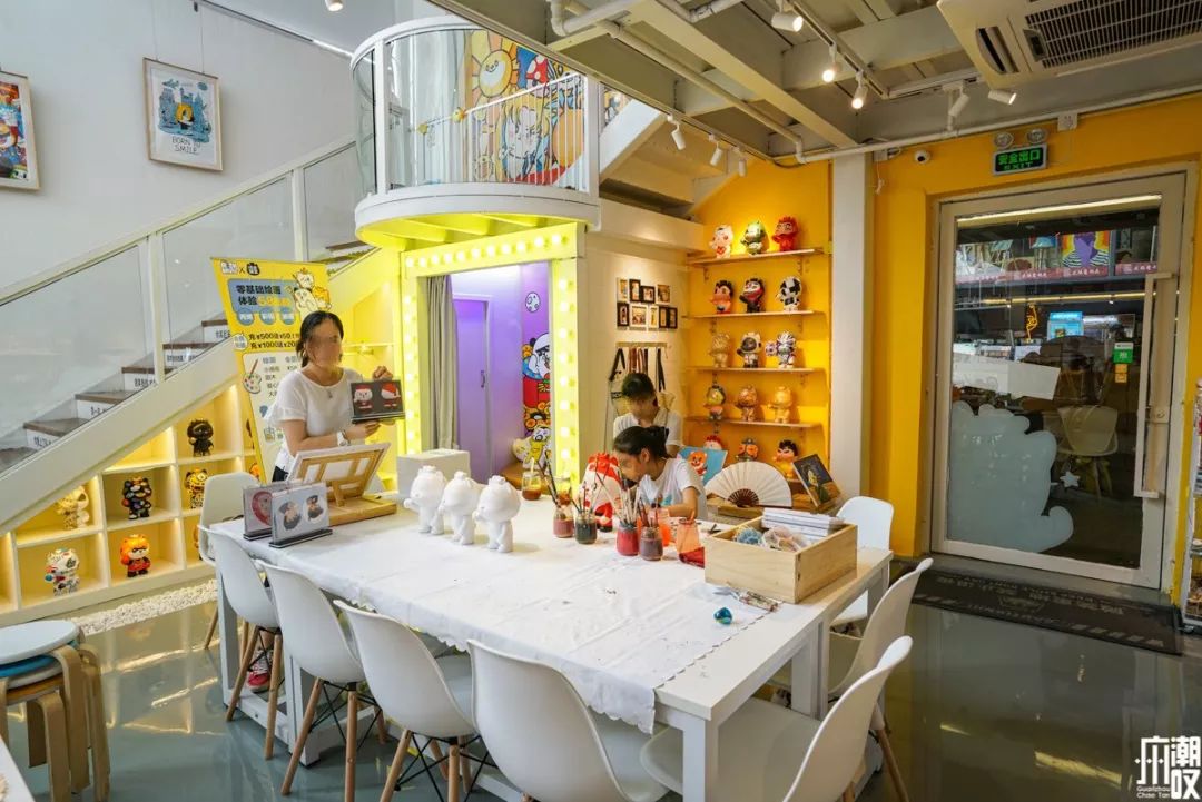 新潮展览+撸狗，广州这家新开的汪星人主题店萌爆了