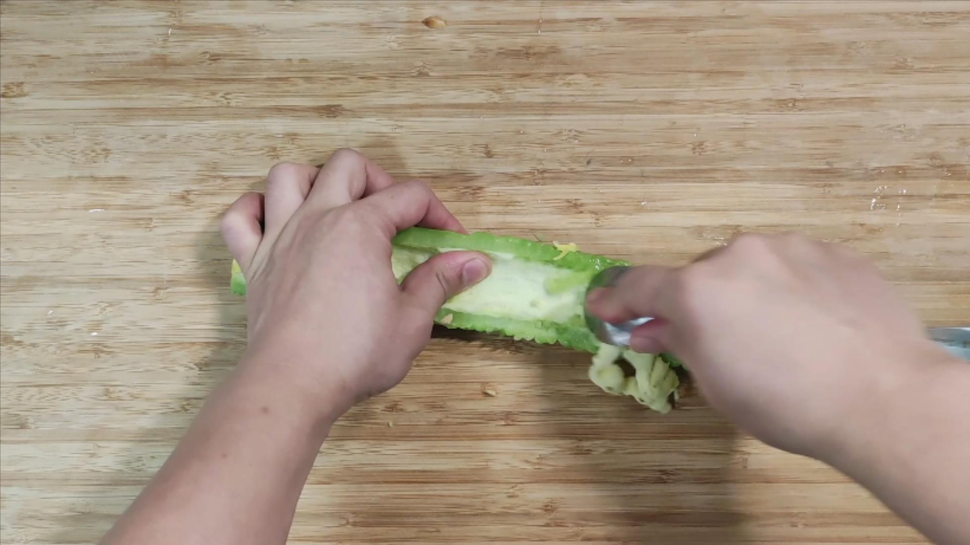 苦瓜怎么炒才不苦好吃,苦瓜要怎么炒才好吃又不苦