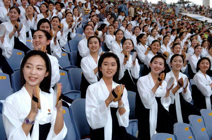 朝鲜拉拉队真的很整齐,朝鲜拉拉队员亮相机场