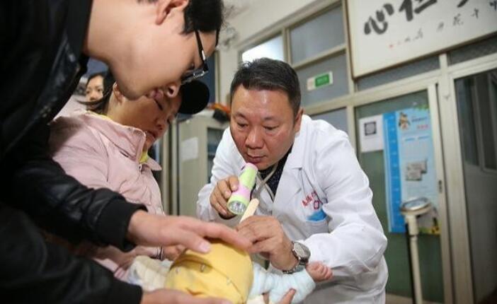 熊孩子误食耳机，医生表示让它自行出来，孩子：我怕胃里放音乐