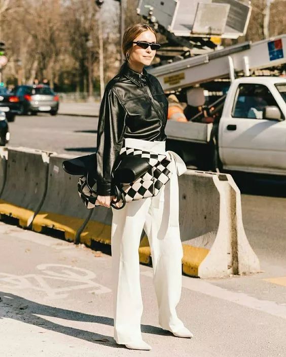 今年流行什么款式的女士大包 (今年流行的超级大包)