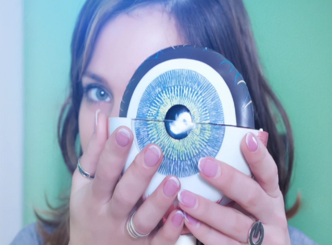 眼睛前面有黑点怎么回事,为什么眼睛前面总觉得有黑点晃动