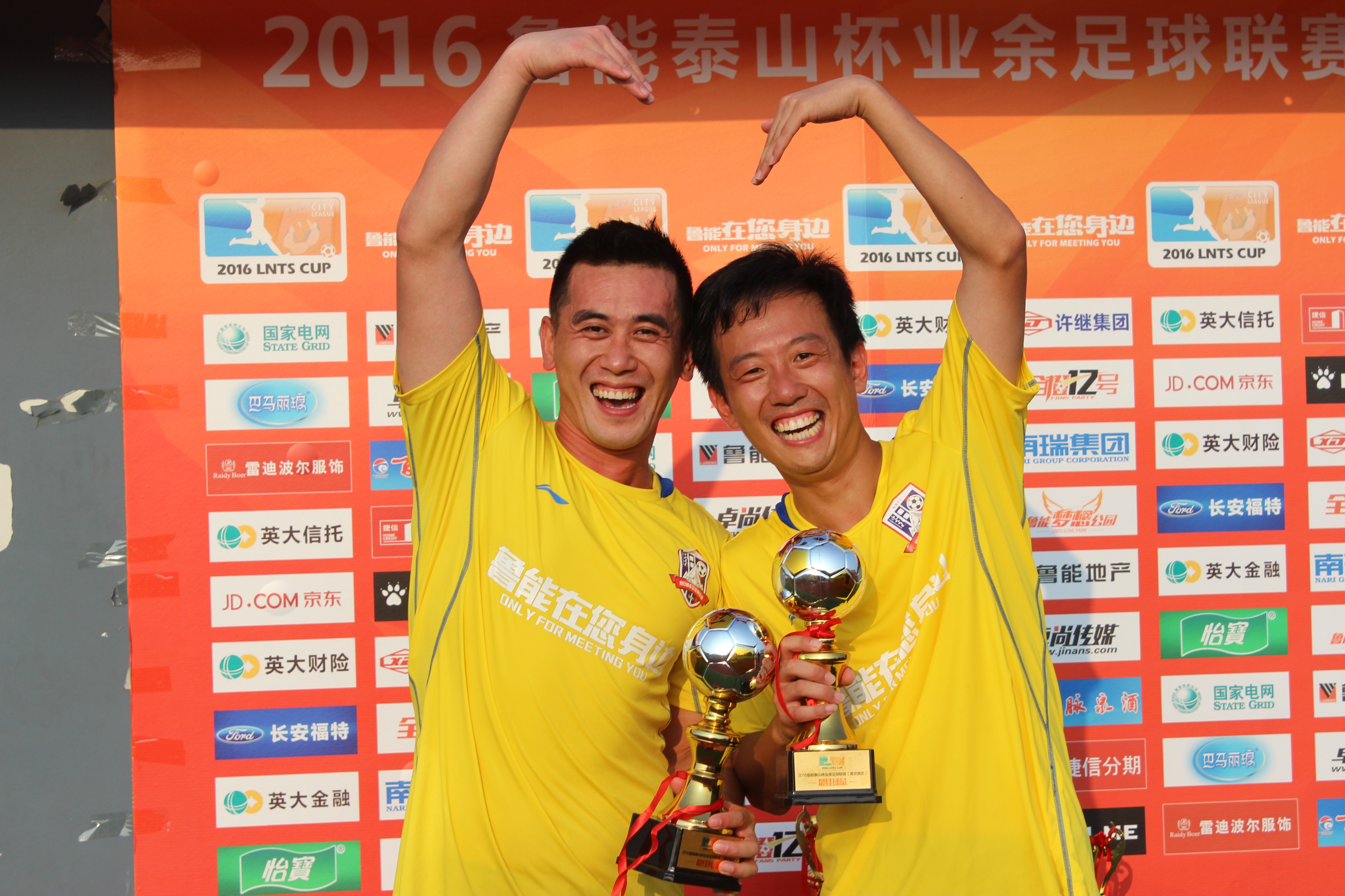 *安泰**假日租车足球队，兄弟们聚在一起，就是要一直踢下去