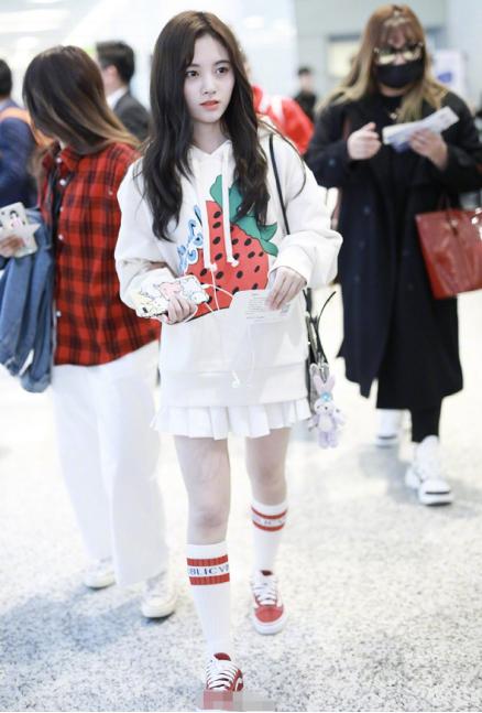 鞠婧祎气质清纯可爱,鞠婧祎渔网袜日常搭配高级感御姐