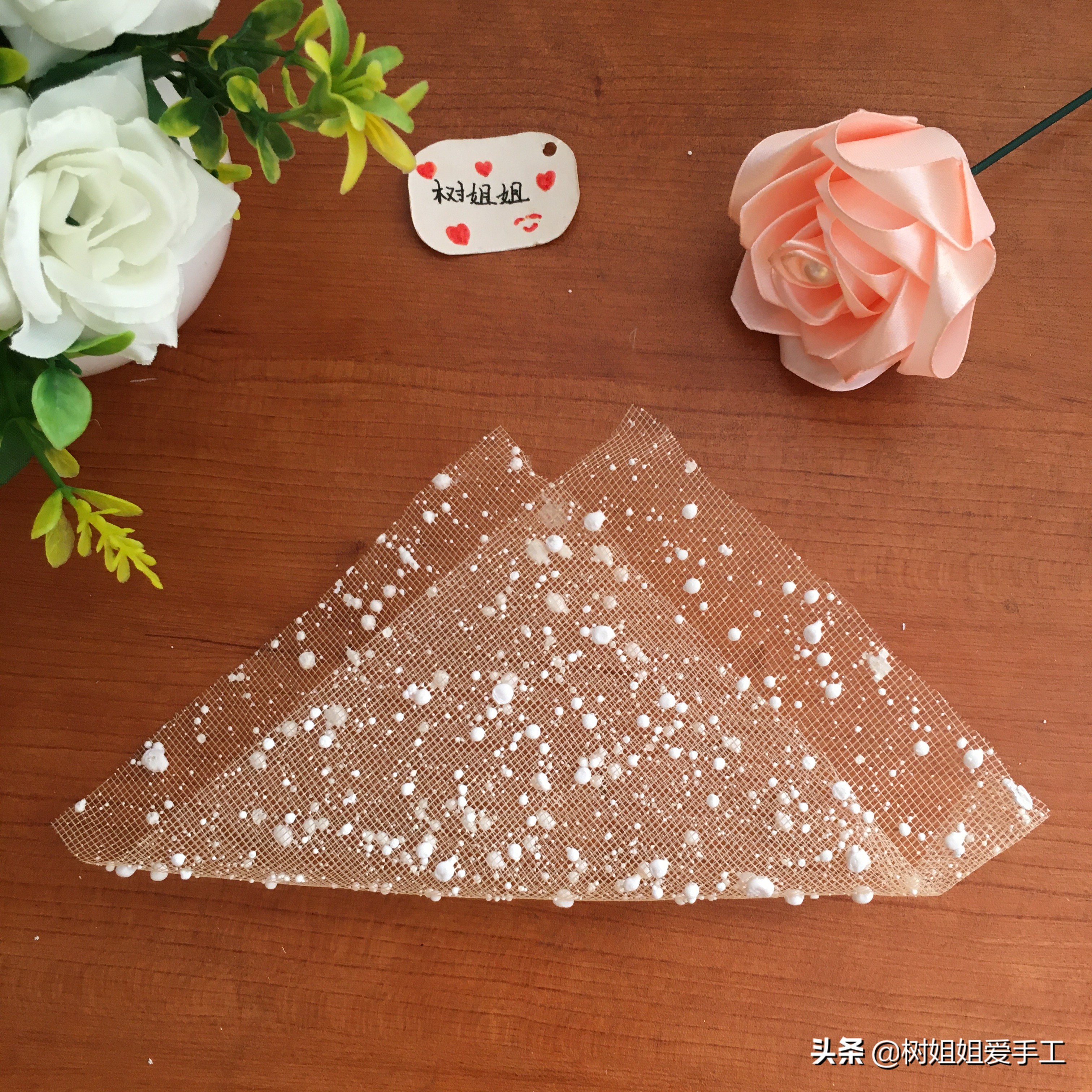 渐变玫瑰花钩织手捧花束包装教程,正方形的纸一束玫瑰花的包装方法