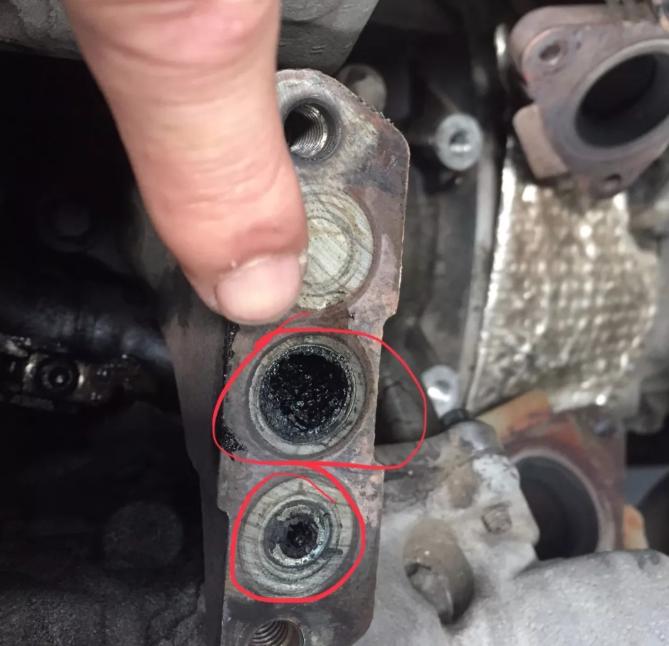 奔驰gl350柴油发动机缺机油,奔驰gl350发动机全部机油漏出来