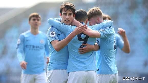 「故事」既是教练也是新秀，19岁的他用智慧书写自己的足球之路