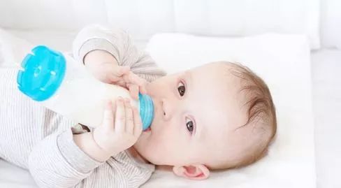 冲奶粉时用到了哪些方法加快溶解,育儿师冲奶粉的正确方法