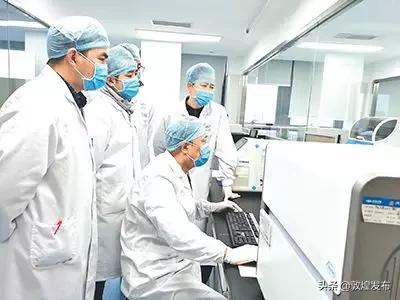 战疫一线党旗高高飘扬,如何让党旗在战疫一线高高飘扬