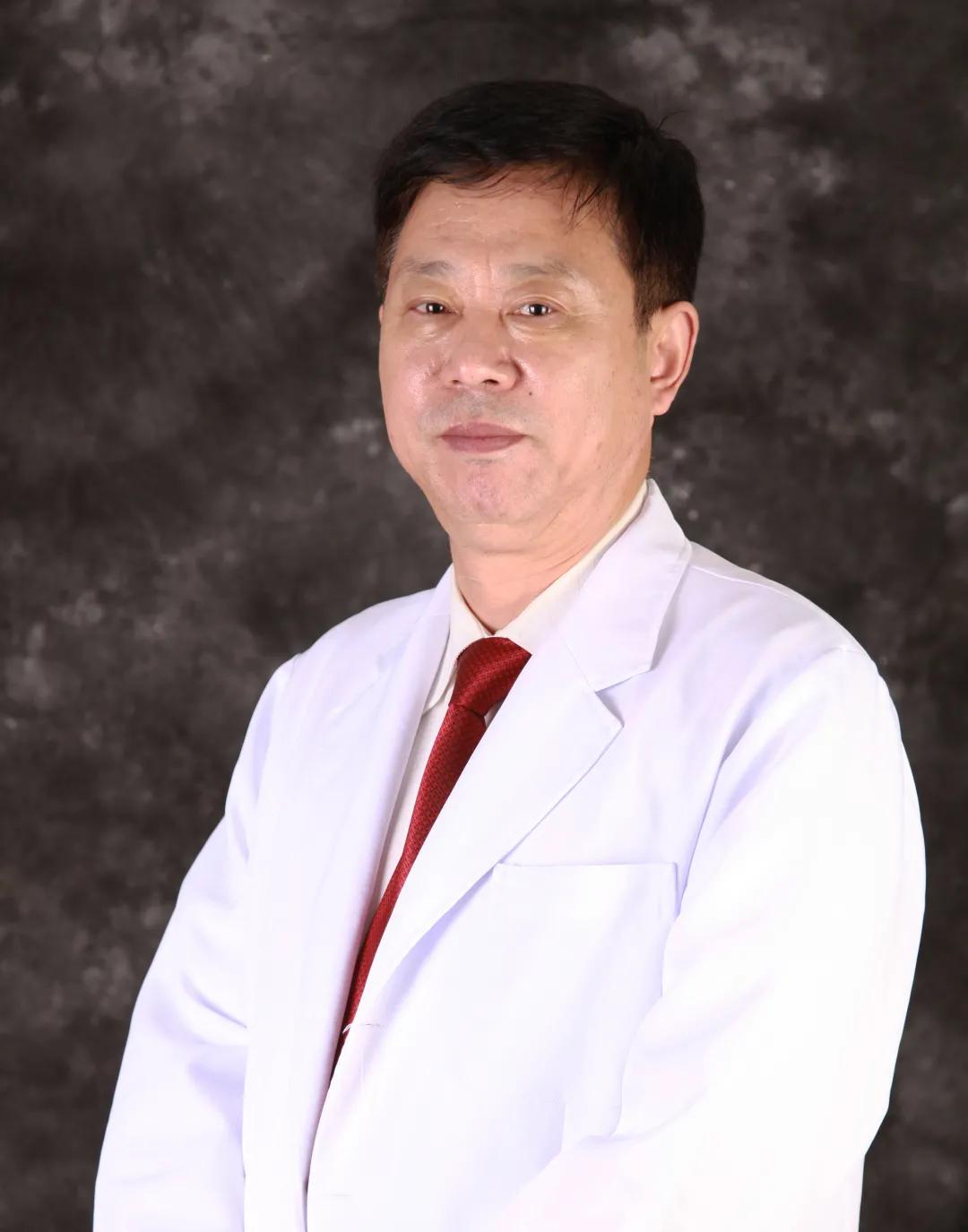 既是军人又是医生,是医者也是患者