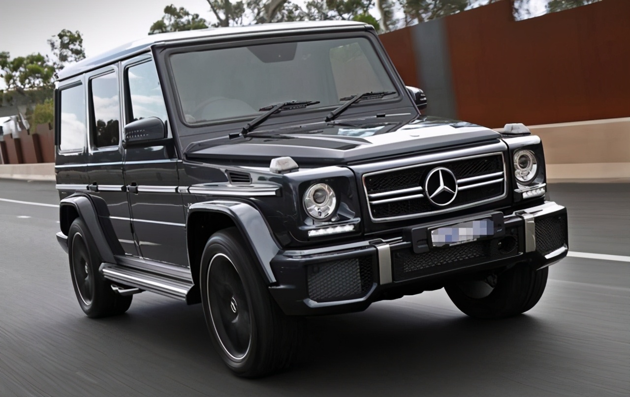 被奔驰大g烫过脚,女子坐奔驰大g下车