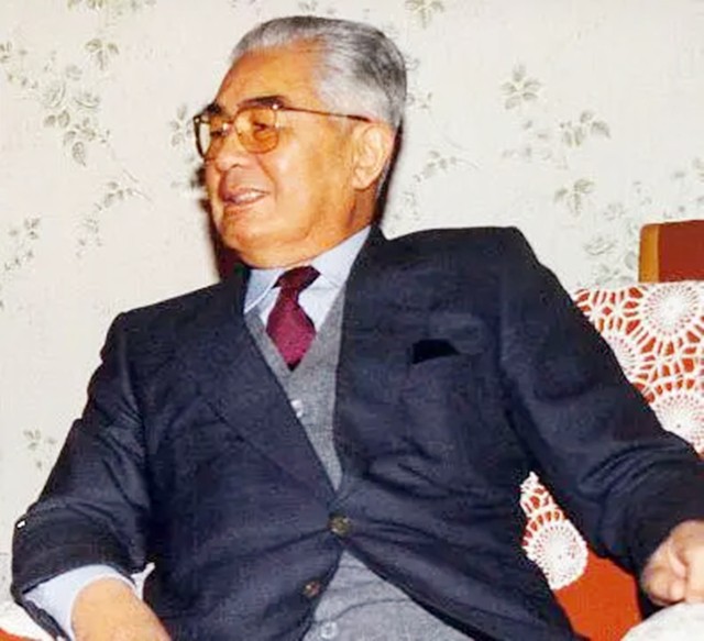 荣毅仁追悼会：规格等同国葬，千人悼念，学生崇拜特意请假来送行