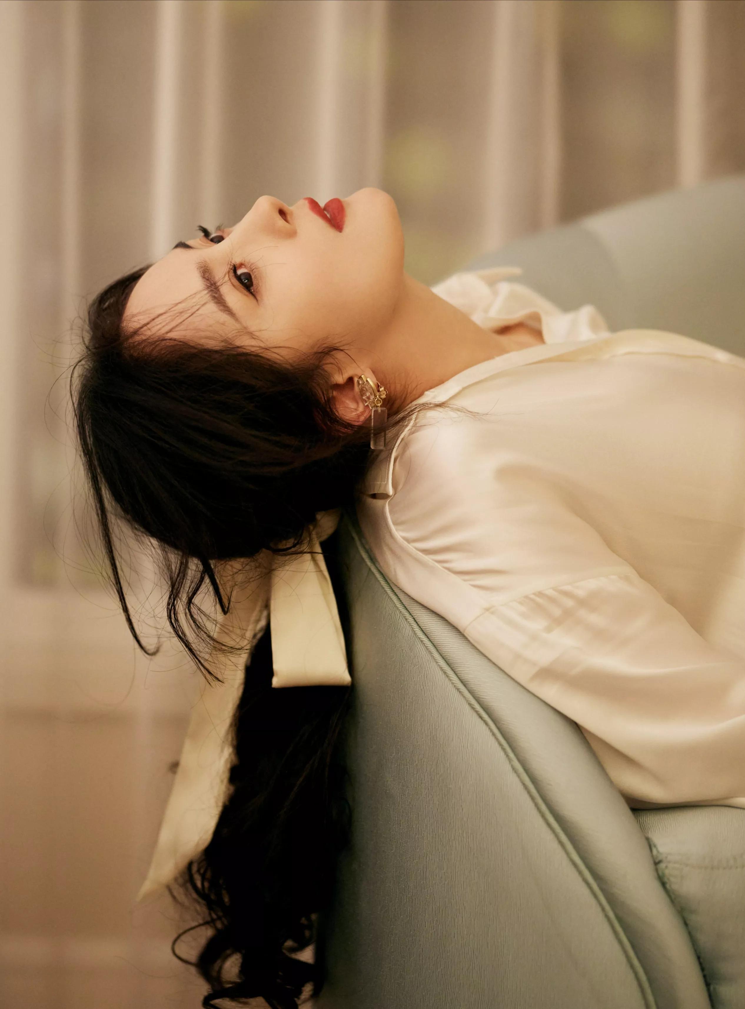 杨幂白色绸缎裙子写真视频,杨幂动感绸缎深v礼服花儿与少年