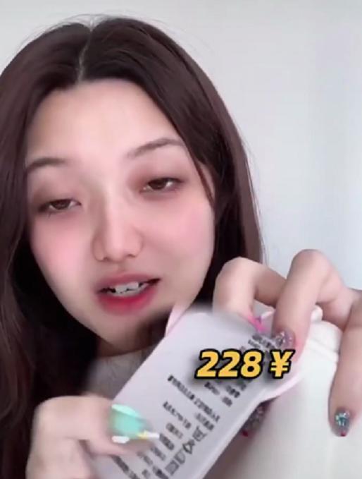 给女儿买衣服被骂了,给小女儿买新年礼物被骂