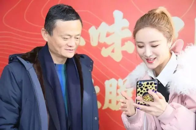 离婚3年后，湖南51岁中专学历阿姨抱走近1亿元现金