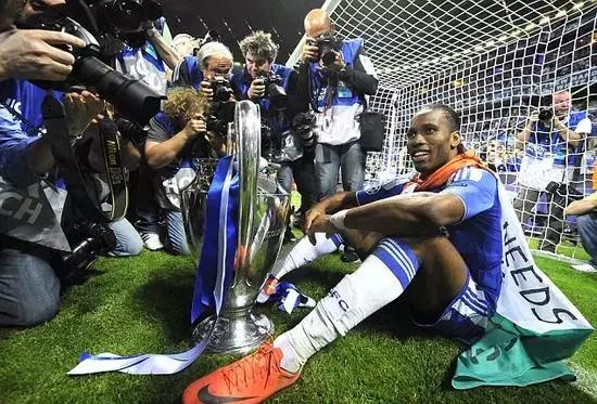 比利时球星都喜欢送礼物,球星给球员送礼物