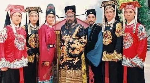 搬尸工逆袭身价过亿，61岁何家劲为初恋守身不婚，路边喝5元糖水