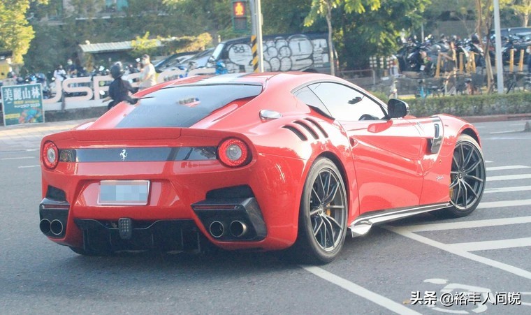 霍建华电竞单手开法拉利,霍建华开的法拉利全球多少台
