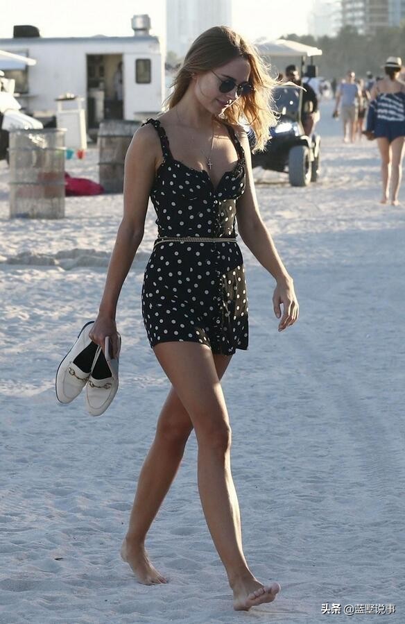 金伯利加纳维密秀写真,英超最火身材足球宝贝新一姐